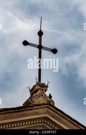 Detail der Kathedrale von terni Kruzifix auf dem Dach Stockfoto