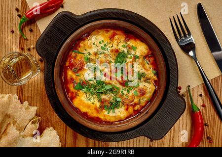 Georgische Rühreier Chizhi Bizhi mit Tomaten und Sulguni in Tonketsi Stockfoto