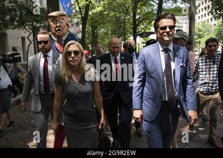 Washington, Usa. Juli 2021. Die Vertreterin Majorie Taylor Greene (R-GA), Louie Gohmert (R-TX) und Matt Gaetz (R-FL) treffen am Tag der ersten Anhörung des House Select Committee zur Untersuchung des Angriffs auf das US-Kapitol am 6. Januar in Washington, DC, zu einer Pressekonferenz außerhalb des Justizministeriums ein. Am Dienstag, den 27. Juli 2021. Die Pressekonferenz endete abrupt, als die Demonstranten sich an die Gesetzgeber wandten. Foto von Sarah Silbiger/UPI. Kredit: UPI/Alamy Live Nachrichten Stockfoto