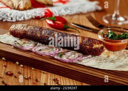 Hähnchen lule Kebab mit Lavasch, Zwiebeln, Grüngemüse und Satsebeli Stockfoto