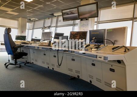 Fluglotsenarbeitsplatz. Arbeitsraum des Managers der Starts und Landungen der Flugzeuge am Flughafen. Monitore, Stühle, Computer. Luft Stockfoto