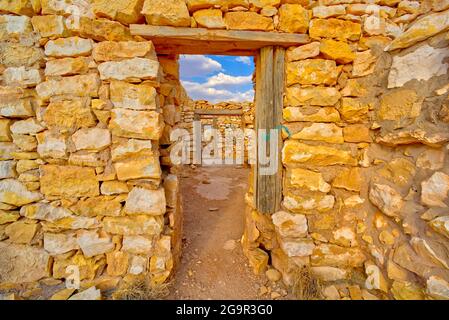 Türen, die durch ein altes verlassene Steingebäude in der Geisterstadt Two Guns in Arizona führen. Stockfoto