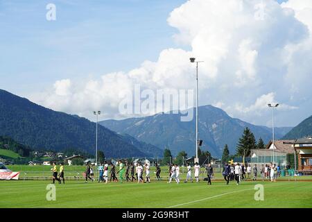 07/27/2021, Koasastadion, St. Johann, Testspiel 1.FSV FSV FSV Mainz 05 gegen Gaziantep FK, im Bild laufen beide Mannschaften ins Stadion. Stockfoto