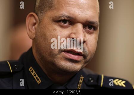 U.S. Capitol Police Officer Sgt. Aquilino Gonell bezeugt vor dem House Select Committee, das den Angriff auf das US-Kapitol vom 6. Januar am 27. Juli 2021 im Canon House Office Building in Washington, DC untersucht. Quelle: Oliver Contreras/Pool via CNP Stockfoto