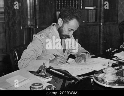 ADDIS ABEBA, ÄTHIOPIEN - 1946 - amerikanische Militärdelegation ruft Haile Selassie in Addis Abeba auf. Während er von der amerikanischen Delegation besucht wurde, war seine Ma Stockfoto