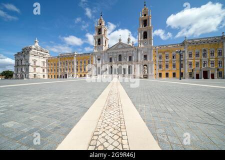 Die Hauptfassade des Palastes von Mafra, Lissabon, Portugal. Es ist auch bekannt als das Palastkonvent von Mafra und das Königliche Gebäude von Mafra. Stockfoto