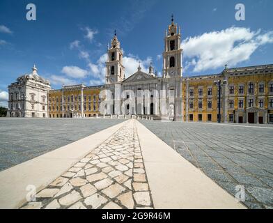 Die Hauptfassade des Palastes von Mafra, Lissabon, Portugal. Es ist auch bekannt als das Palastkonvent von Mafra und das Königliche Gebäude von Mafra. Stockfoto