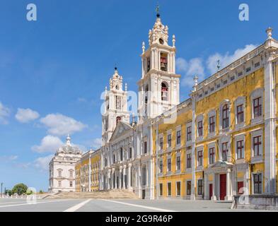 Die Hauptfassade des Palastes von Mafra, Lissabon, Portugal. Es ist auch bekannt als das Palastkonvent von Mafra und das Königliche Gebäude von Mafra. Stockfoto