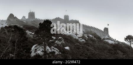 Sintra, Provinz Lissabon, Portugal. Castelo dos Mouros. Schloss der Mauren, aus dem 8. Oder 9. Jahrhundert. Stockfoto