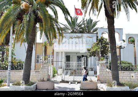 Blick auf geschlossene öffentliche Einrichtungen und Verwaltungsgebäude in der Stadt Ariana in der Nähe der Hauptstadt Tunis.der tunesische Präsident Kais Saied kündigte per Dekret die Aussetzung des Betriebs öffentlicher Einrichtungen im ganzen Land für zwei Tage an, Und nach seiner Entscheidung, die Regierung zu entlassen, das parlament einzufrieren und die Immunität aller Mitglieder des parlaments auszusetzen. Diese Maßnahme betrifft auch die Zentralverwaltungen und die lokalen Behörden. Die Leiter dieser Betriebe können Mitarbeiter einberufen, um die ordnungsgemäße Funktion der in diesen Betrieben erforderlichen Arbeiten zu gewährleisten. Stockfoto