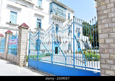 Blick auf geschlossene öffentliche Einrichtungen und Verwaltungsgebäude in der Stadt Ariana in der Nähe der Hauptstadt Tunis.der tunesische Präsident Kais Saied kündigte per Dekret die Aussetzung des Betriebs öffentlicher Einrichtungen im ganzen Land für zwei Tage an, Und nach seiner Entscheidung, die Regierung zu entlassen, das parlament einzufrieren und die Immunität aller Mitglieder des parlaments auszusetzen. Diese Maßnahme betrifft auch die Zentralverwaltungen und die lokalen Behörden. Die Leiter dieser Betriebe können Mitarbeiter einberufen, um die ordnungsgemäße Funktion der in diesen Betrieben erforderlichen Arbeiten zu gewährleisten. Stockfoto