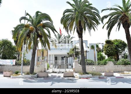 Blick auf geschlossene öffentliche Einrichtungen und Verwaltungsgebäude in der Stadt Ariana in der Nähe der Hauptstadt Tunis.der tunesische Präsident Kais Saied kündigte per Dekret die Aussetzung des Betriebs öffentlicher Einrichtungen im ganzen Land für zwei Tage an, Und nach seiner Entscheidung, die Regierung zu entlassen, das parlament einzufrieren und die Immunität aller Mitglieder des parlaments auszusetzen. Diese Maßnahme betrifft auch die Zentralverwaltungen und die lokalen Behörden. Die Leiter dieser Betriebe können Mitarbeiter einberufen, um die ordnungsgemäße Funktion der in diesen Betrieben erforderlichen Arbeiten zu gewährleisten. Stockfoto