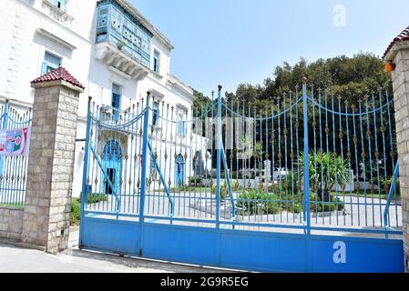 Blick auf geschlossene öffentliche Einrichtungen und Verwaltungsgebäude in der Stadt Ariana in der Nähe der Hauptstadt Tunis.der tunesische Präsident Kais Saied kündigte per Dekret die Aussetzung des Betriebs öffentlicher Einrichtungen im ganzen Land für zwei Tage an, Und nach seiner Entscheidung, die Regierung zu entlassen, das parlament einzufrieren und die Immunität aller Mitglieder des parlaments auszusetzen. Diese Maßnahme betrifft auch die Zentralverwaltungen und die lokalen Behörden. Die Leiter dieser Betriebe können Mitarbeiter einberufen, um die ordnungsgemäße Funktion der in diesen Betrieben erforderlichen Arbeiten zu gewährleisten. Stockfoto