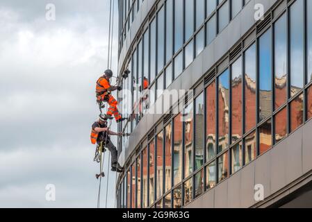Manchester, 14. Juli 2021: Fensterputzer im Stadtzentrum von Manchester Stockfoto