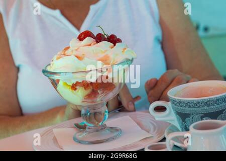 Obstsalat mit der Creme und Eis. Stockfoto
