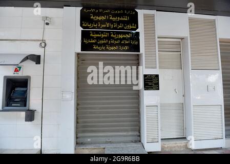 Blick auf geschlossene öffentliche Einrichtungen und Verwaltungsgebäude in der Stadt Ariana in der Nähe der Hauptstadt Tunis.der tunesische Präsident Kais Saied kündigte per Dekret die Aussetzung des Betriebs öffentlicher Einrichtungen im ganzen Land für zwei Tage an, Und nach seiner Entscheidung, die Regierung zu entlassen, das parlament einzufrieren und die Immunität aller Mitglieder des parlaments auszusetzen. Diese Maßnahme betrifft auch die Zentralverwaltungen und die lokalen Behörden. Die Leiter dieser Betriebe können Mitarbeiter einberufen, um die ordnungsgemäße Funktion der in diesen Betrieben erforderlichen Arbeiten zu gewährleisten. (Foto von Jdidi Stockfoto