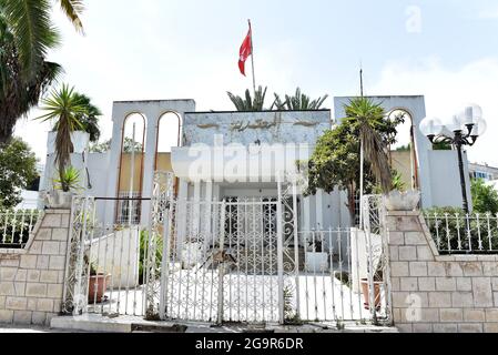 Blick auf geschlossene öffentliche Einrichtungen und Verwaltungsgebäude in der Stadt Ariana in der Nähe der Hauptstadt Tunis.der tunesische Präsident Kais Saied kündigte per Dekret die Aussetzung des Betriebs öffentlicher Einrichtungen im ganzen Land für zwei Tage an, Und nach seiner Entscheidung, die Regierung zu entlassen, das parlament einzufrieren und die Immunität aller Mitglieder des parlaments auszusetzen. Diese Maßnahme betrifft auch die Zentralverwaltungen und die lokalen Behörden. Die Leiter dieser Betriebe können Mitarbeiter einberufen, um die ordnungsgemäße Funktion der in diesen Betrieben erforderlichen Arbeiten zu gewährleisten. (Foto von Jdidi Stockfoto