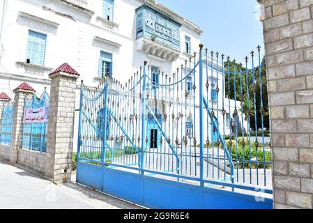 Blick auf geschlossene öffentliche Einrichtungen und Verwaltungsgebäude in der Stadt Ariana in der Nähe der Hauptstadt Tunis.der tunesische Präsident Kais Saied kündigte per Dekret die Aussetzung des Betriebs öffentlicher Einrichtungen im ganzen Land für zwei Tage an, Und nach seiner Entscheidung, die Regierung zu entlassen, das parlament einzufrieren und die Immunität aller Mitglieder des parlaments auszusetzen. Diese Maßnahme betrifft auch die Zentralverwaltungen und die lokalen Behörden. Die Leiter dieser Betriebe können Mitarbeiter einberufen, um die ordnungsgemäße Funktion der in diesen Betrieben erforderlichen Arbeiten zu gewährleisten. (Foto von Jdidi Stockfoto