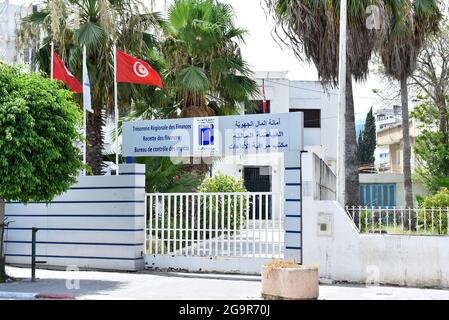 Blick auf geschlossene öffentliche Einrichtungen und Verwaltungsgebäude in der Stadt Ariana in der Nähe der Hauptstadt Tunis.der tunesische Präsident Kais Saied kündigte per Dekret die Aussetzung des Betriebs öffentlicher Einrichtungen im ganzen Land für zwei Tage an, Und nach seiner Entscheidung, die Regierung zu entlassen, das parlament einzufrieren und die Immunität aller Mitglieder des parlaments auszusetzen. Diese Maßnahme betrifft auch die Zentralverwaltungen und die lokalen Behörden. Die Leiter dieser Betriebe können Mitarbeiter einberufen, um die ordnungsgemäße Funktion der in diesen Betrieben erforderlichen Arbeiten zu gewährleisten. (Foto von Jdidi Stockfoto