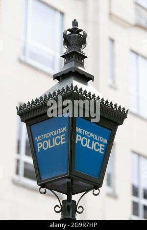 London, Großbritannien. Juli 2021. Eine Metropolitan Police Laterne im viktorianischen Stil, besser bekannt als „The Blue Lamp“ vor der Charing Cross Police Station in London (Foto: © Dave Rushen/SOPA Images via ZUMA Press Wire) Stockfoto