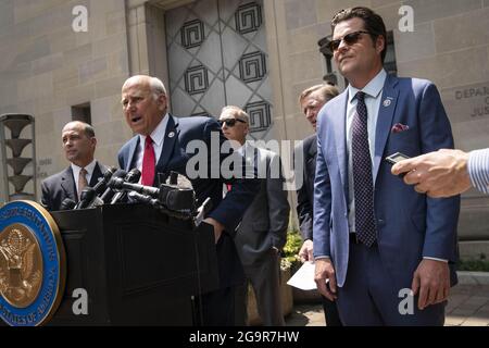 Washington, Usa. Juli 2021. Die Vertreterin Louie Gohmert (R-TX) spricht während einer Pressekonferenz vor dem Justizministerium am Tag der ersten Anhörung des House Select Committee to Investigate on the 6th January Attack on the U.S. Capitol in Washington, DC, am Dienstag, dem 27. Juli 2021. Die Pressekonferenz endete abrupt, als die Demonstranten sich an die Gesetzgeber wandten. Foto von Sarah Silbiger/UPI Credit: UPI/Alamy Live News Stockfoto