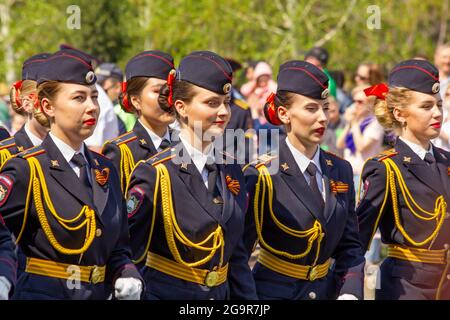 Omsk, Russland. 9. Mai 2021. Die Mädchen-Kadetten der Akademie des Innenministeriums gehen an den Zuschauern vorbei. Russische Parade der militärischen Ausrüstung in Hon Stockfoto