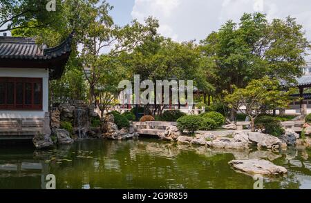 Klassischer chinesischer Innenhof mit kleiner Brücke und Wasser. Stockfoto