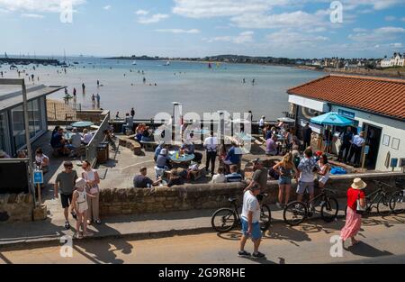 Die Kunden genießen schönes Wetter im Biergarten des The Ship Inn, Elie Fife, Schottland. Stockfoto