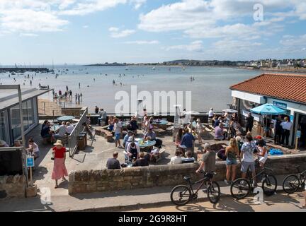 Die Kunden genießen schönes Wetter im Biergarten des The Ship Inn, Elie Fife, Schottland. Stockfoto