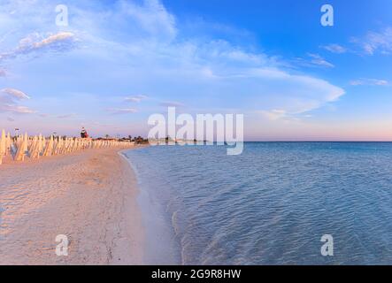 Die schönsten Sandstrände von Apulien: Porto Cesareo marine in Salento Küste, Italien. Stockfoto