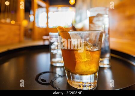 Nahaufnahme eines Whiskey-Cocktails in Los Angeles, Kalifornien Stockfoto