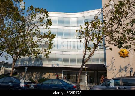 Usa. Oktober 2017. Schild mit dem traditionellen Sheriff-Abzeichen an der Fassade des Sheriff-Departments von San Francisco im Viertel South of Market (Soma) von San Francisco, Kalifornien, 13. Oktober 2017. (Foto: Smith Collection/Gado/Sipa USA) Quelle: SIPA USA/Alamy Live News Stockfoto
