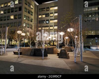 Usa. April 2021. Foto eines Sitzbereichs im Freien vor dem UCSF Benioff Children's Hospital in San Francisco, Kalifornien, 17. April 2021. (Foto: Smith Collection/Gado/Sipa USA) Quelle: SIPA USA/Alamy Live News Stockfoto