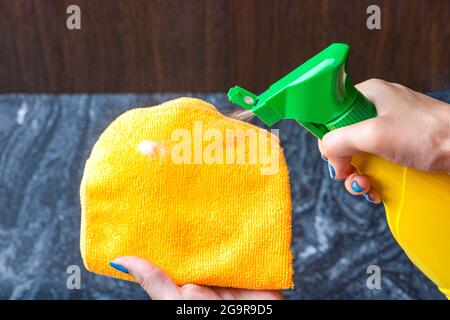 Arbeitsplatte reinigen. Pflege der Arbeitsplatten in der Küche oder im Badezimmer. Arbeitsplatten aus Stein, Marmor oder Kunststein reinigen. Stockfoto