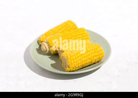 Gekochter Mais auf dem Kob vegan vegetarisch Stockfoto