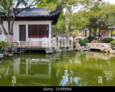 Klassischer chinesischer Innenhof mit kleiner Brücke und Wasser. Stockfoto