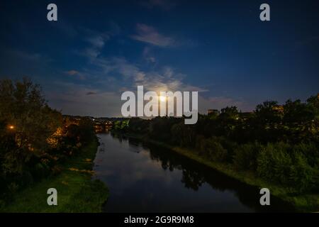 Der Mond über dem Neris River versteckt Stockfoto