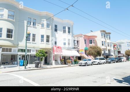 San Francisco, Usa. Juni 2021. Fahrzeuge werden neben einer Straße in Lower Pacific Heights, San Francisco, Kalifornien, 14. Juni 2021, geparkt. (Foto: Smith Collection/Gado/Sipa USA) Quelle: SIPA USA/Alamy Live News Stockfoto