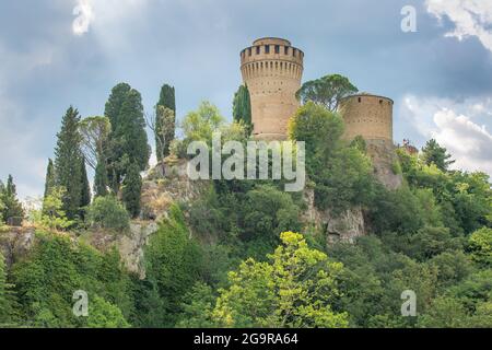 Brisighella, Ravenna, Emilia-Romagna, Italien. Schöne Aussicht von der mittelalterlichen Stadt und der Festung von Manfrediana Stockfoto