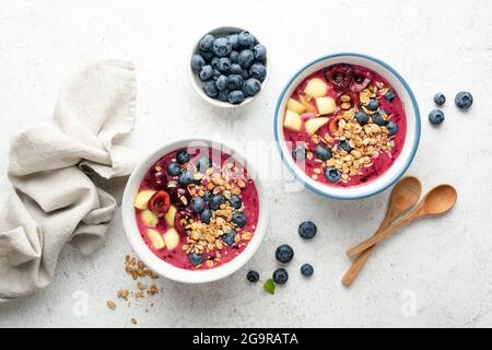 RAW acai Smoothie Schüssel mit Belag Müsli, Früchte, Beeren. Gesunde vegane Mahlzeit Stockfoto