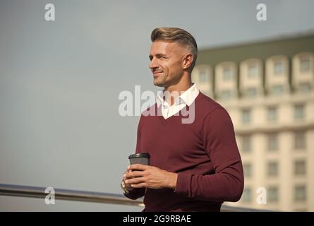 Harmonie und Gleichgewicht der Lebensenergie. Selbstversorgung. Angenehme Momente. Ruhe. Kaffeepause. Unterwegs Kaffee trinken. Entspannen Sie sich und tanken Sie neue Kraft. Gutaussehender Kerl Stockfoto
