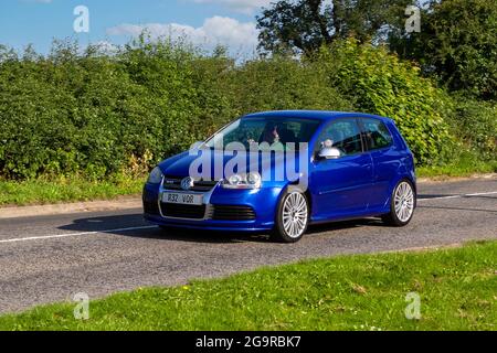 2007 VW VOLKSWAGEN R32 2dr mit 3.2-Liter-VR6-Motor auf dem Weg zur Capesthorne Hall classic July Car Show, Cheshire, Großbritannien Stockfoto