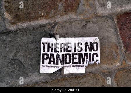 Ein Aufkleber mit der Aufschrift: „There is No Pandemic“ auf Steinpflaster im Zentrum von Manchester, England, Vereinigtes Königreich. Stockfoto