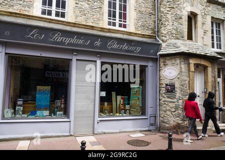 Stadtrundfahrt „Les Parapluies de Cherbourg“: Geschäft „Les Parapluies de Cherbourg“, Cherbourg, Departement Manche, Cotentin, Normandie, Frankreich Stockfoto