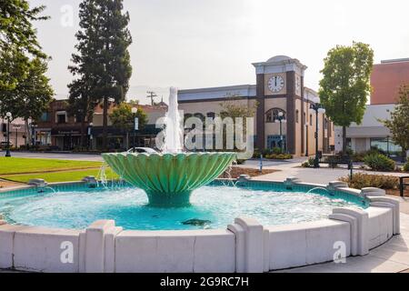 Monrovia, 24. JUL 2021 - Morgenansicht des Springbrunnens im Library Park Stockfoto