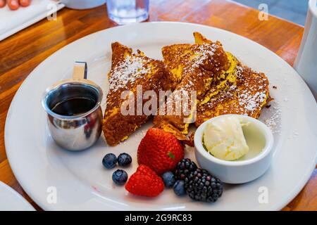Nahaufnahme eines Tellers mit französischem Toast mit Sauce und Früchten in Los Angeles, Kalifornien Stockfoto