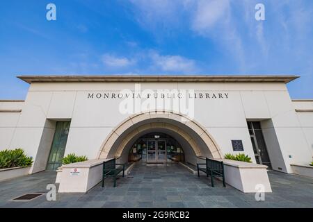 Monrovia, 24. JUL 2021 - Morgenansicht der öffentlichen Bibliothek von Monrovia im Bibliothekspark Stockfoto