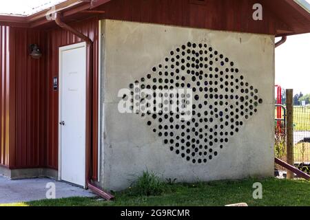 Recycelte Flaschen, die buntes Licht in die Innenräume einer öffentlichen Toilette im Grand River Community Park in der Nähe von Lansing, Michigan, USA, bringen [Keine Künstlerfreiräume Stockfoto