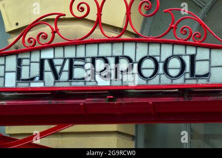 Liverpool: Detail über dem Eingang zum Victoria Bahnhof, Manchester, Großbritannien, einer von vielen Namen von Städten, zu denen man von dort aus fahren kann Stockfoto