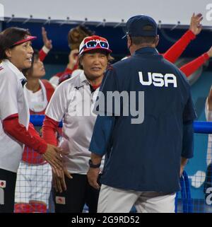 Tokio, Japan. Juli 2021. Der US-Cheftrainer Ken Eriksen (R) spricht nach dem Finale während des Softballs der Olympischen Spiele in Tokio am Dienstag, dem 27. Juli 2021, im Yokohama Stadium in Yokohama, Präfektur Kanagawa, Japan, mit Japans Cheftrainer Reika Utsugi (C). Foto von Keizo Mori/UPI Credit: UPI/Alamy Live News Stockfoto